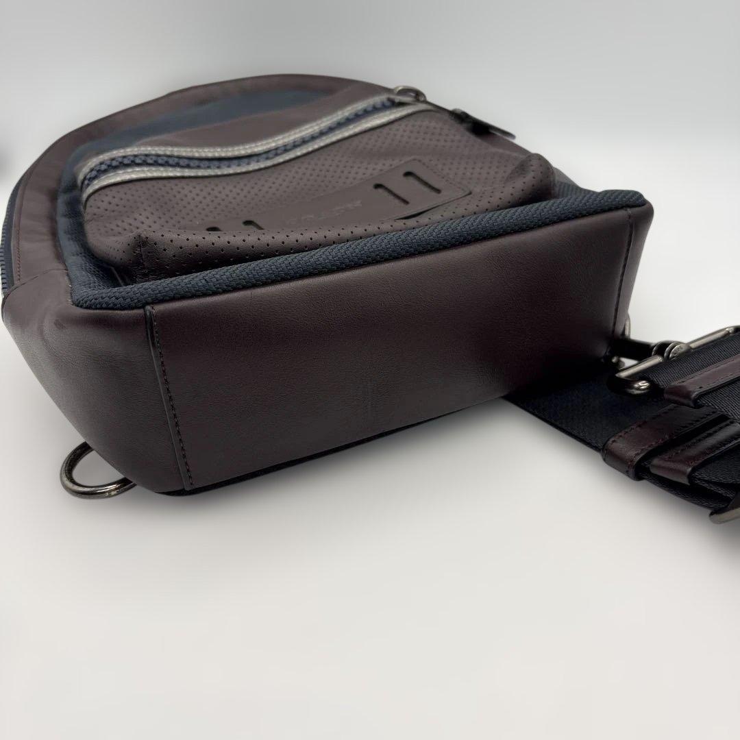 美品コーチ　ボディバッグ　ワンショルダー　ブラウン　ネイビー　レザー