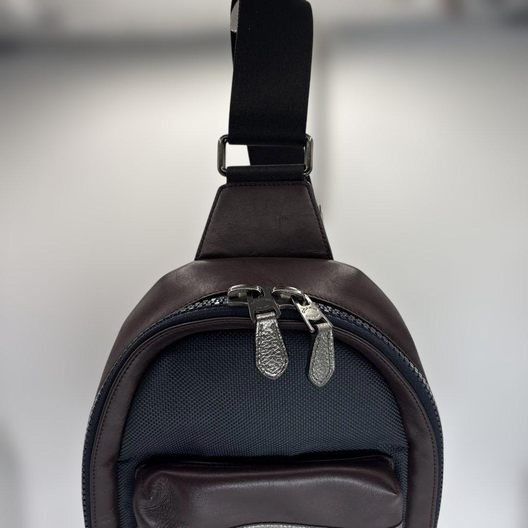 美品コーチ　ボディバッグ　ワンショルダー　ブラウン　ネイビー　レザー