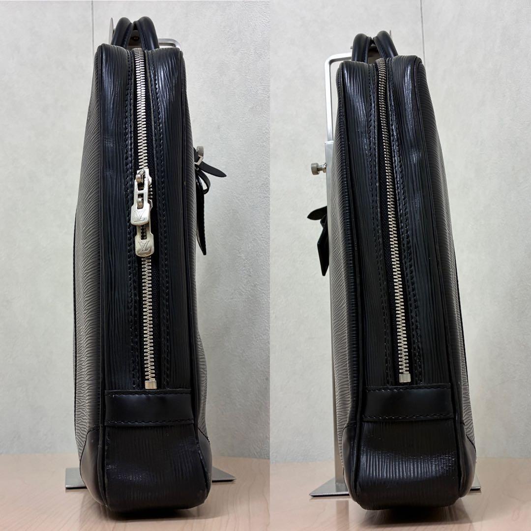 Louis Vuitton ルイヴィトン エピ ポルトドキュマン ヴォワヤージュ