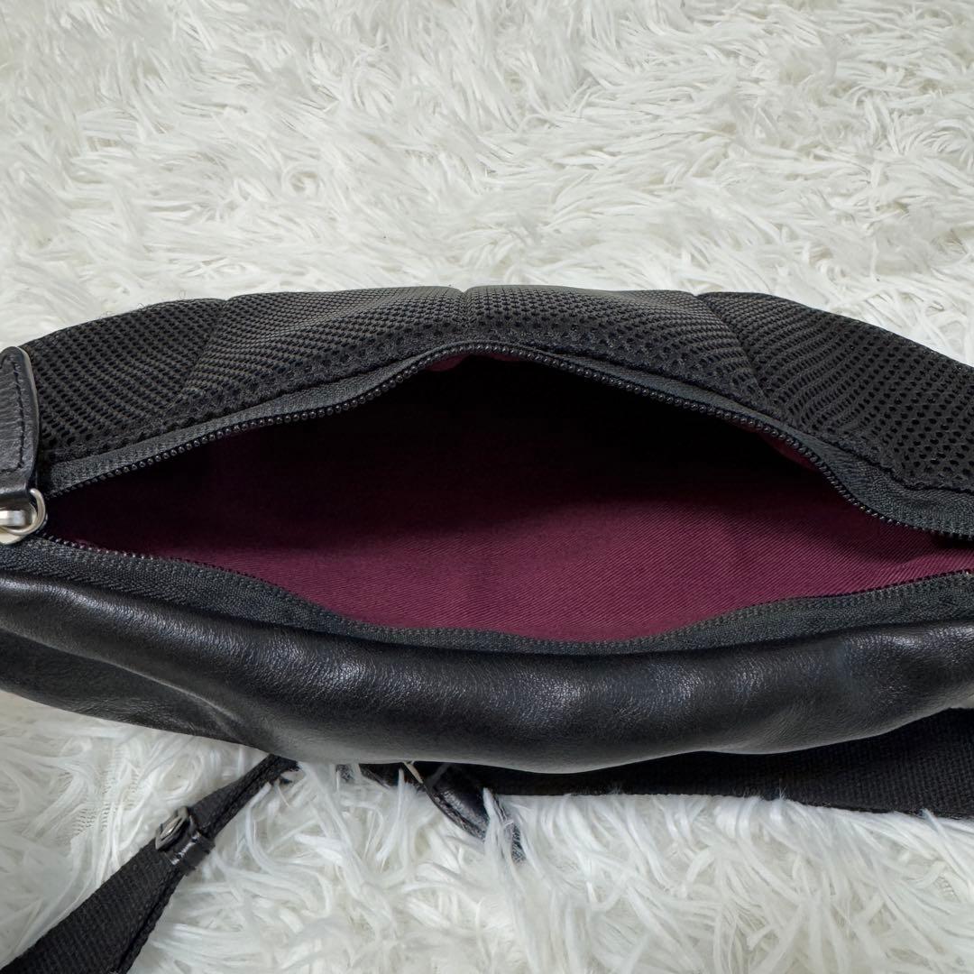 わ*と様 美品✨ AVIREX バーシティ デザイン ブルト ボディバッグ オー