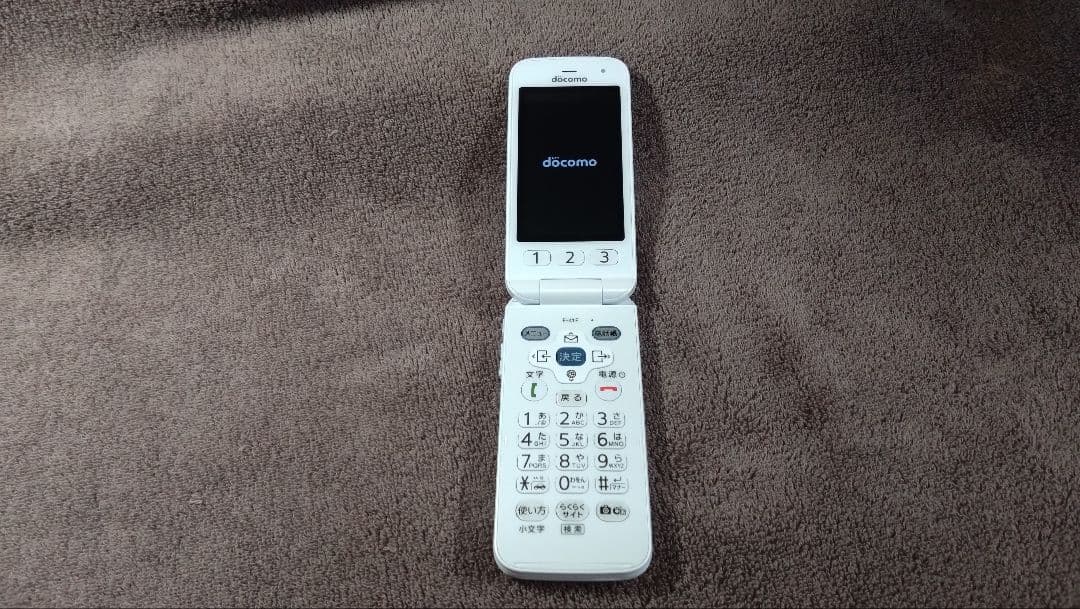 docomo F-41F ホワイト 折りたたみ式