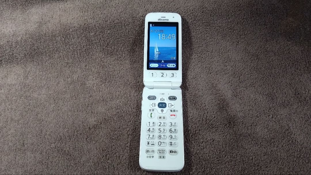 docomo F-41F ホワイト 折りたたみ式