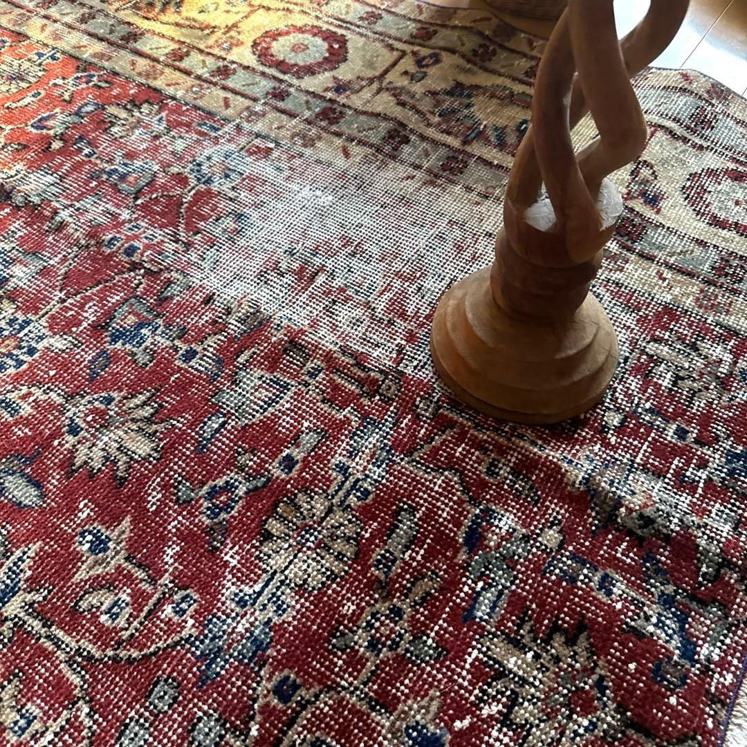 104×154 深みある赤色のボタニカル柄　擦れシャビー　トルコヴィンテージラグ