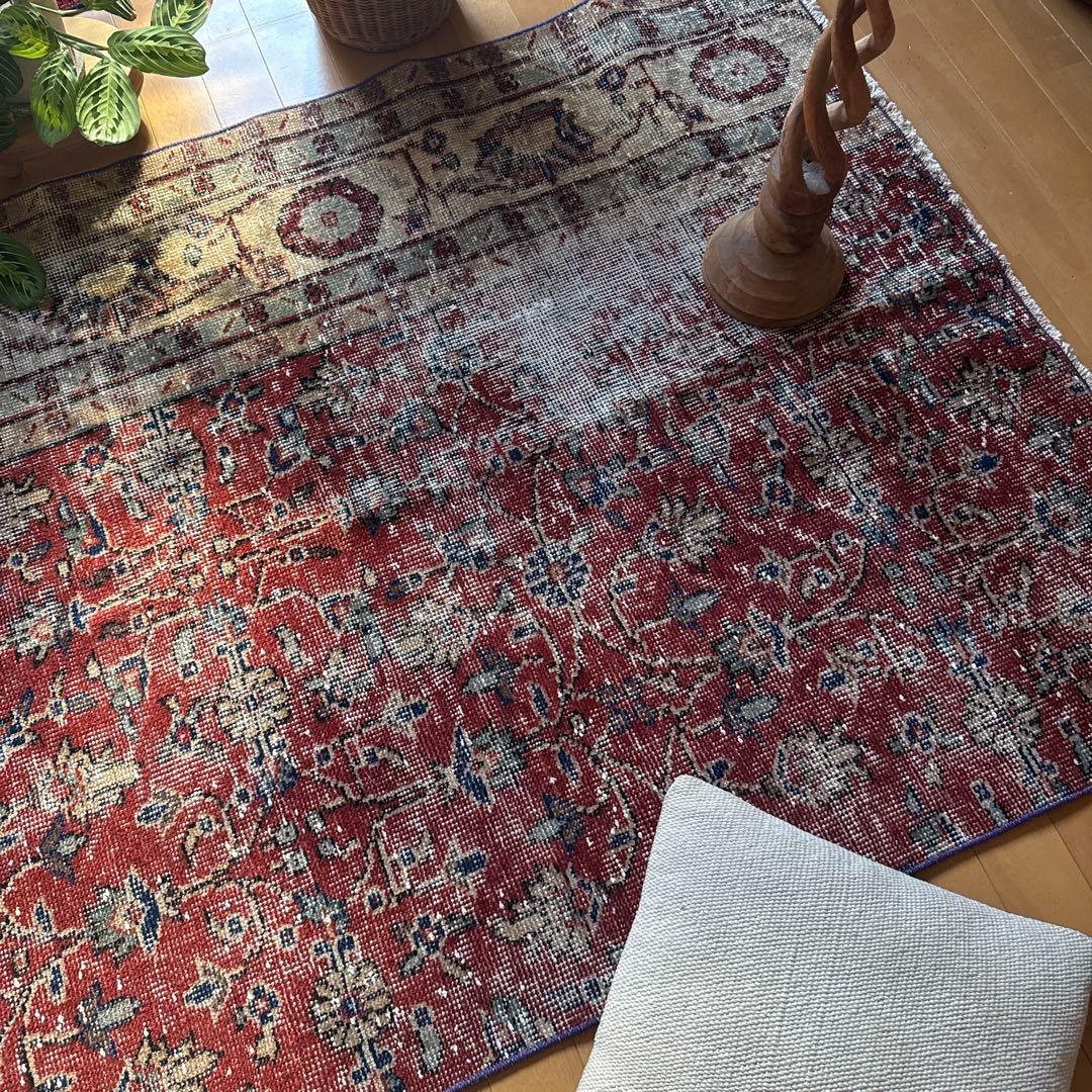 104×154 深みある赤色のボタニカル柄　擦れシャビー　トルコヴィンテージラグ