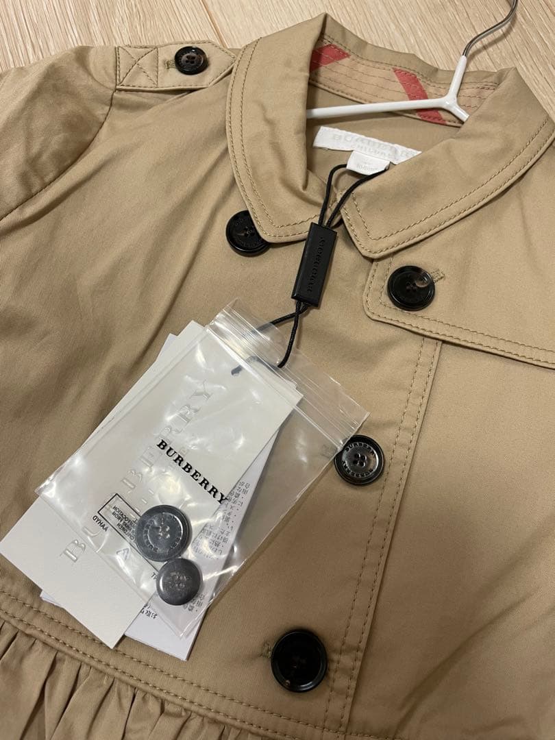 新品タグ付き♡Burberryトレンチワンピース4y=110㎝