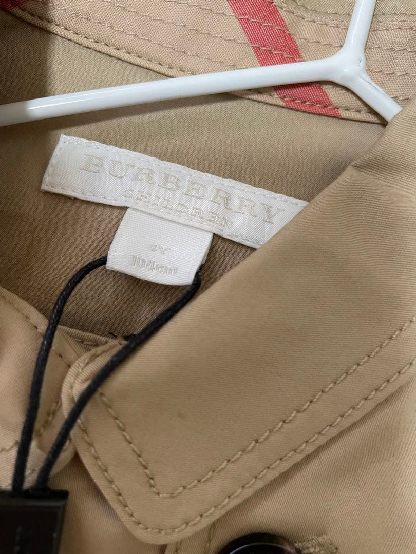 新品タグ付き♡Burberryトレンチワンピース4y=110㎝