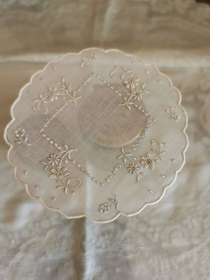 アンティーク シアーなピーニャクロス 小花の手刺繍 フラワーリムプチドイリーα