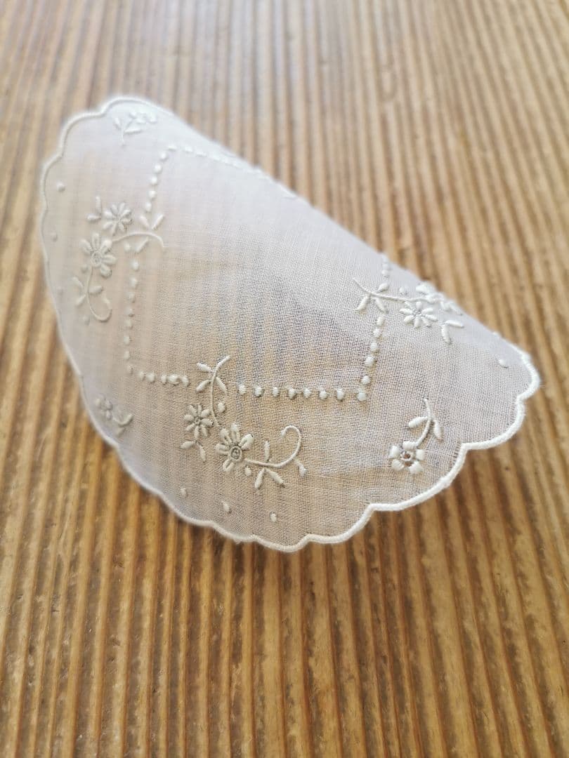 アンティーク シアーなピーニャクロス 小花の手刺繍 フラワーリムプチドイリーα