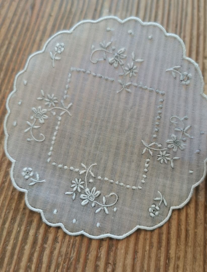 アンティーク シアーなピーニャクロス 小花の手刺繍 フラワーリムプチドイリーα