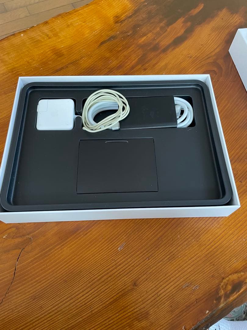 Apple MacBook Air シルバー 充電器付き　美品