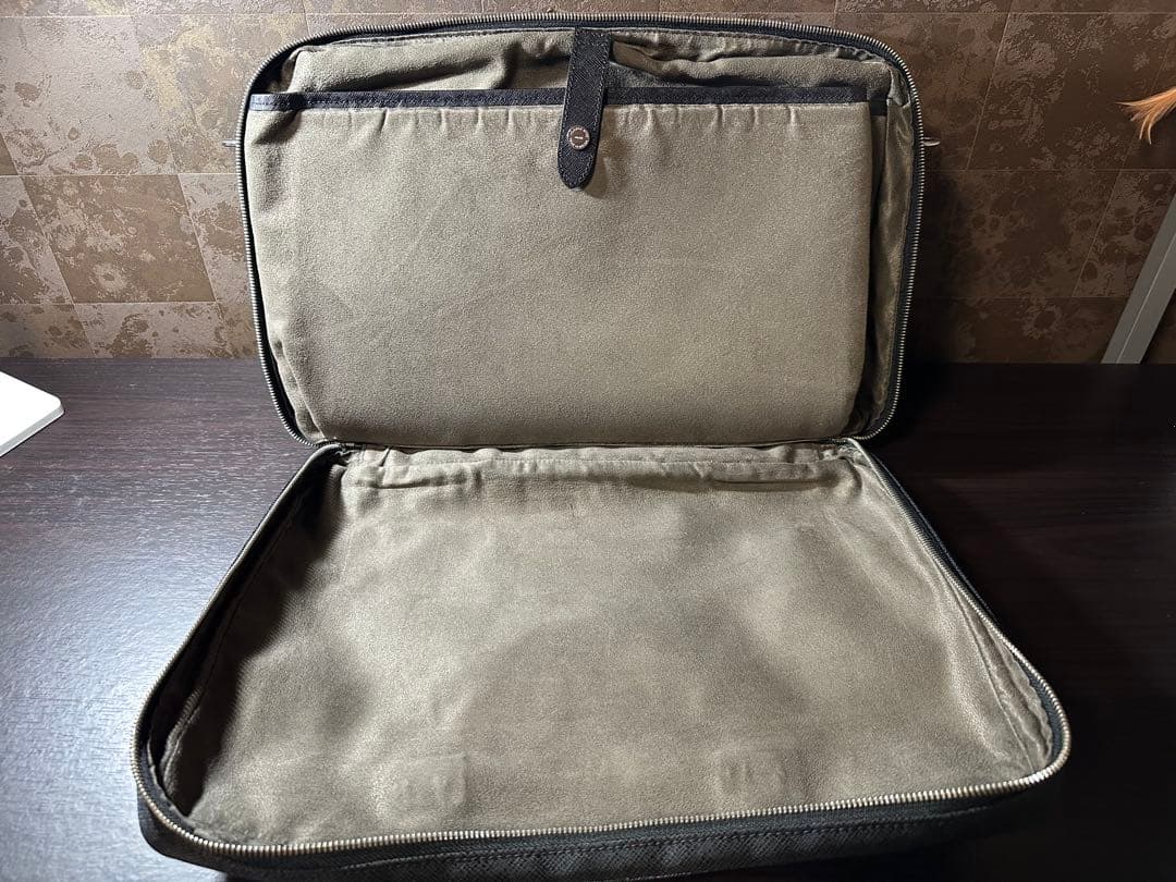 【極美品】2室 ペッレモルビダ キャ ピターノビジネスバッグ メンズブラ ック