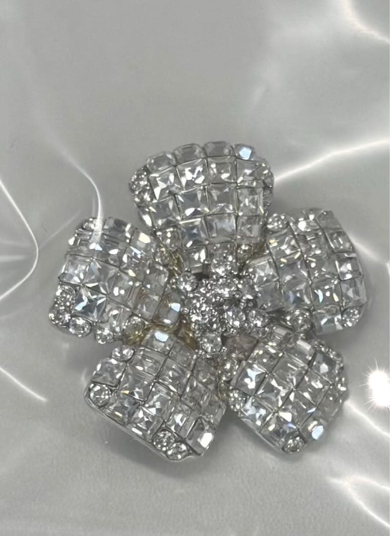 美品　FOXEY フォクシー　フラワーブローチ　クリアカラー　FLEUR