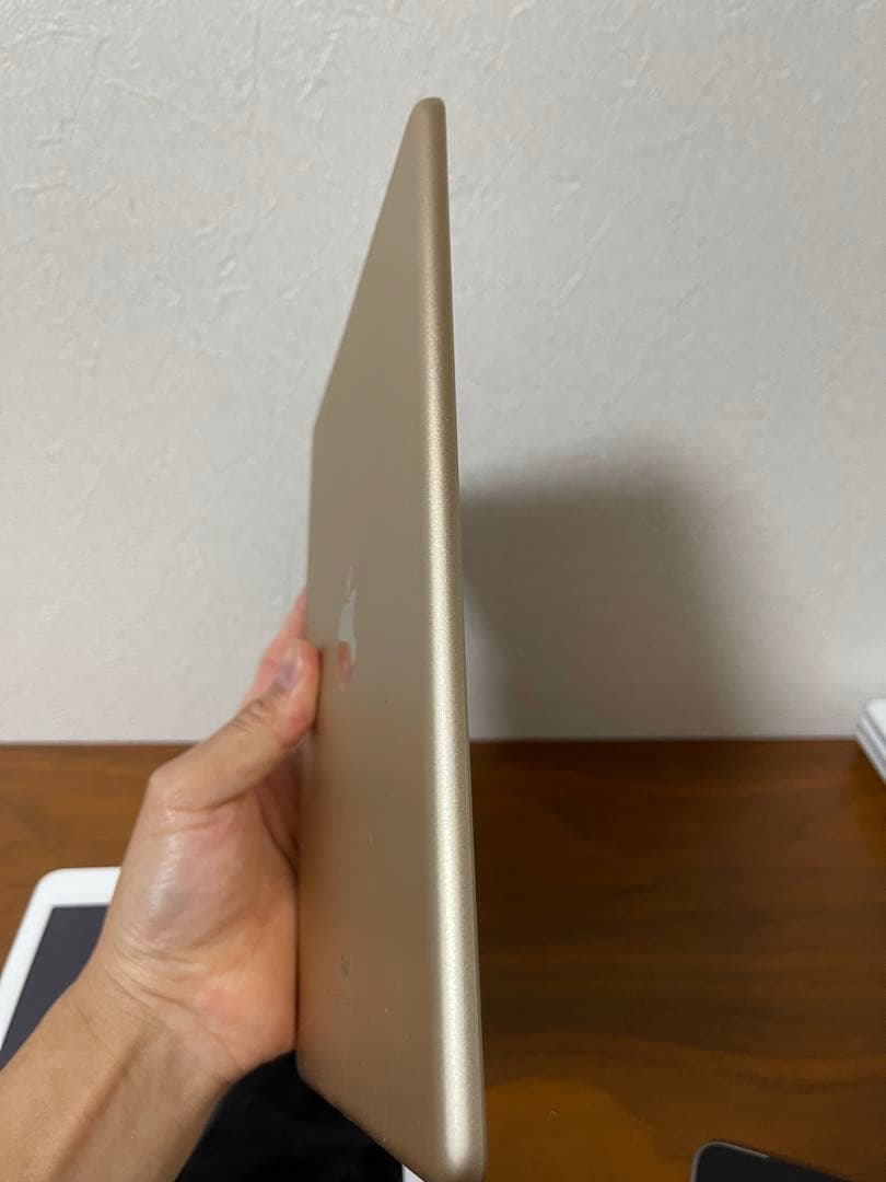 ゴールド iPad 本体 9.7インチ128gb