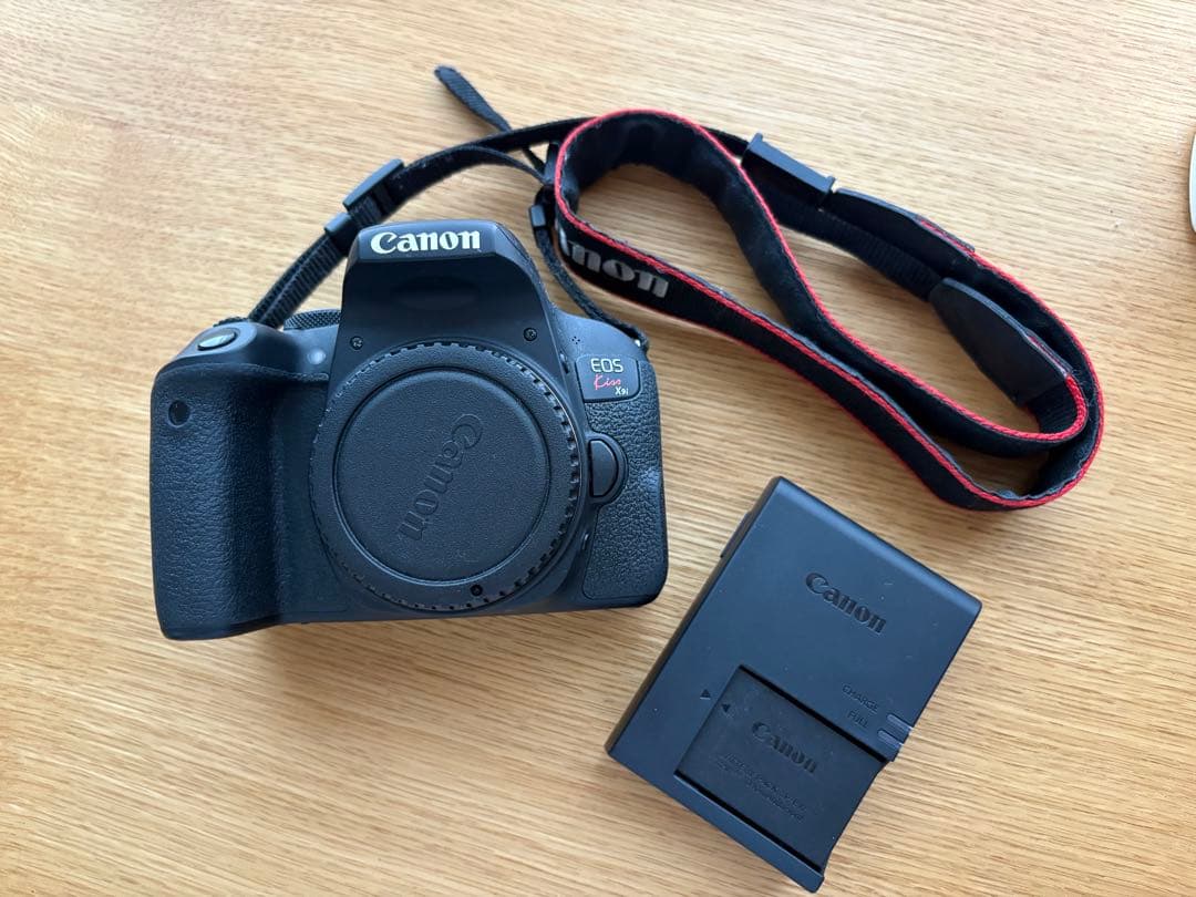 Canon EOS Kiss X9i 本体と純正バッテリー