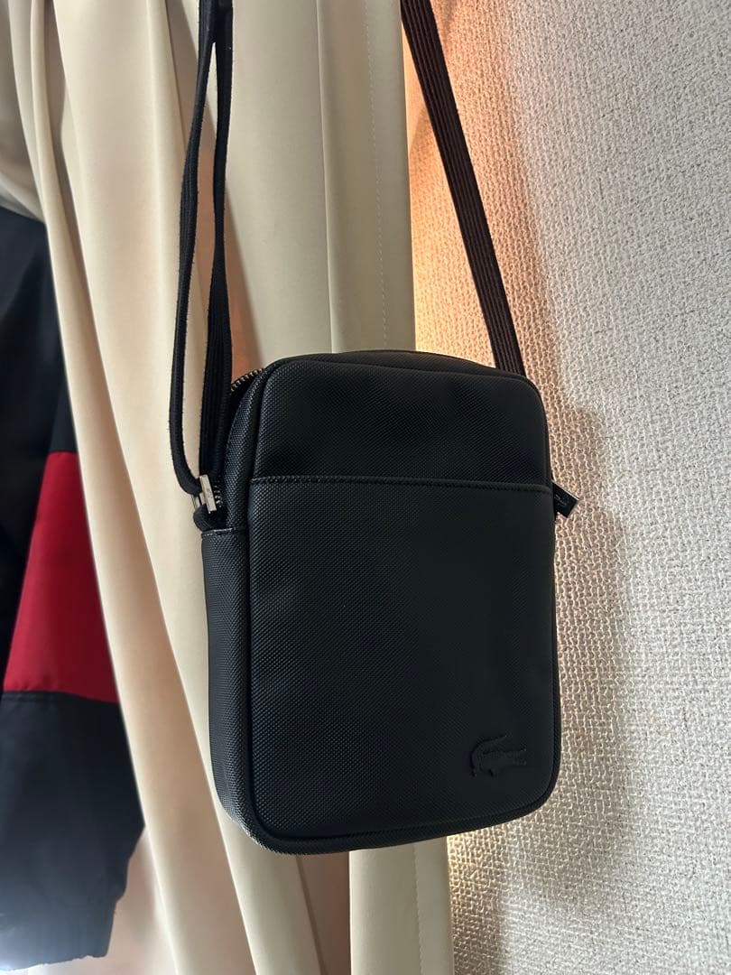 現行モデルラコステ メンズクラシック バーティカルカメラバッグ LACOSTE