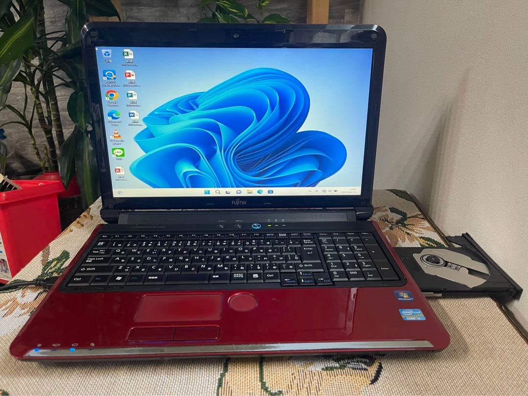 すぐ使える初心者向ノートパソコン　ネットも事務も　カメラ付き