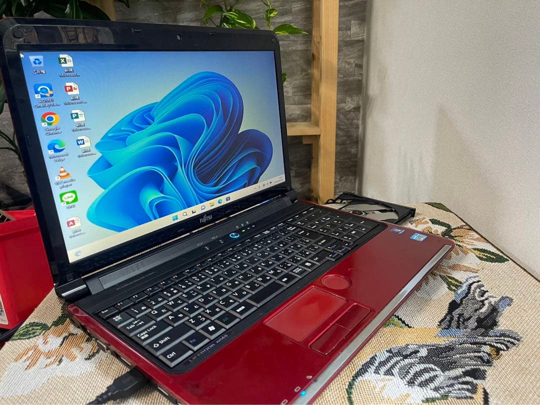 すぐ使える初心者向ノートパソコン　ネットも事務も　カメラ付き