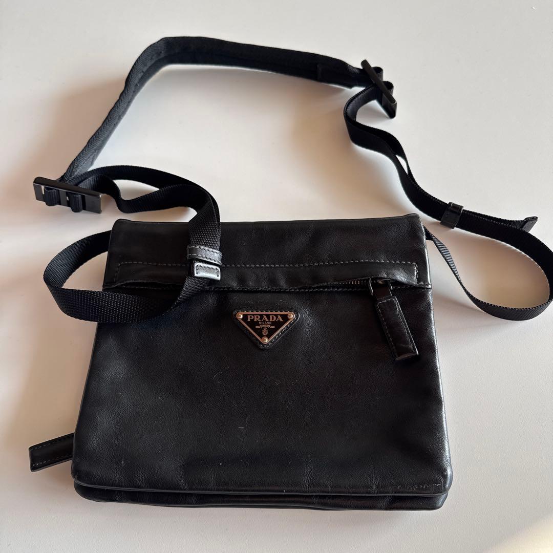 プラダ　レザーショルダーバック