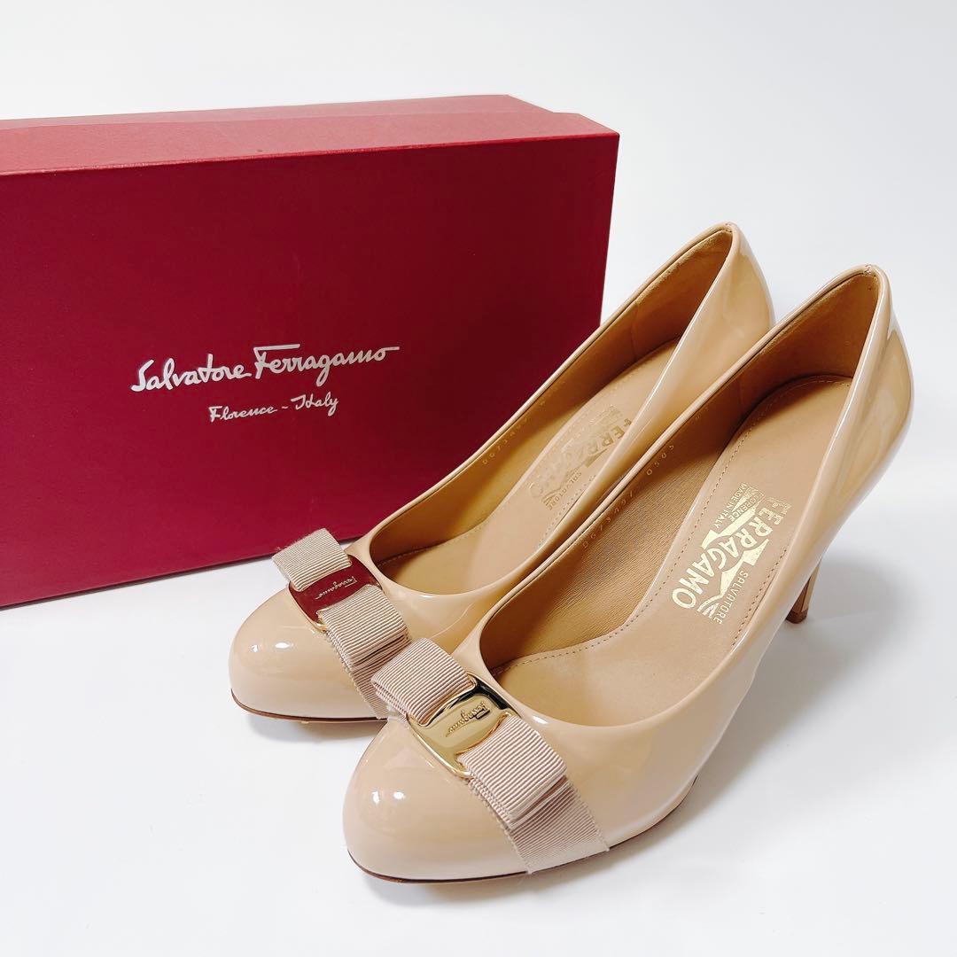 《美品》フェラガモ エナメルパンプス ヴァラリボン ヒール ベージュ 8.5C