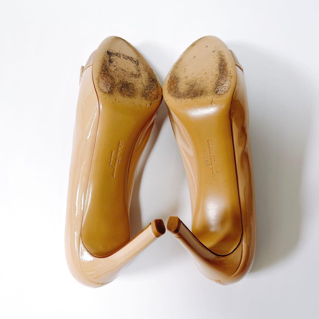 《美品》フェラガモ エナメルパンプス ヴァラリボン ヒール ベージュ 8.5C