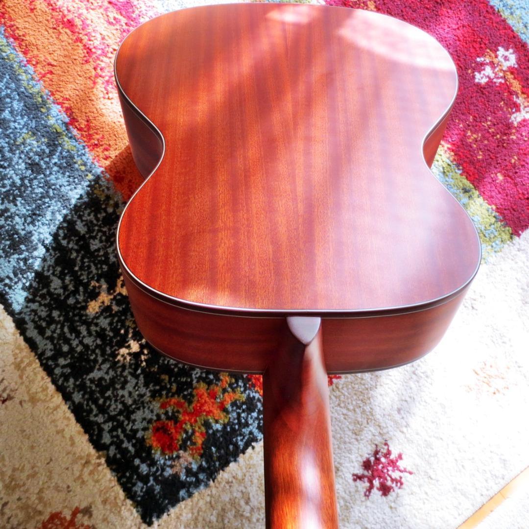 マーチン000-28を思わせるオープンギアなペグ,いい音で奏でるアコギ