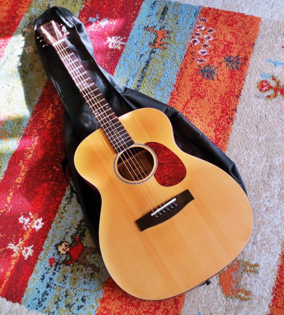 マーチン000-28を思わせるオープンギアなペグ,いい音で奏でるアコギ