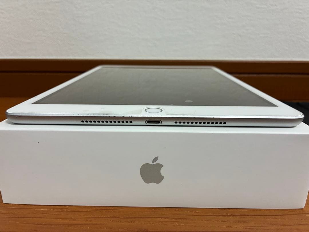 美品 Apple iPad シルバー 第7世代 Wi-Fi 32GB おまけ付き