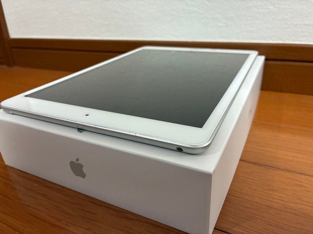美品 Apple iPad シルバー 第7世代 Wi-Fi 32GB おまけ付き