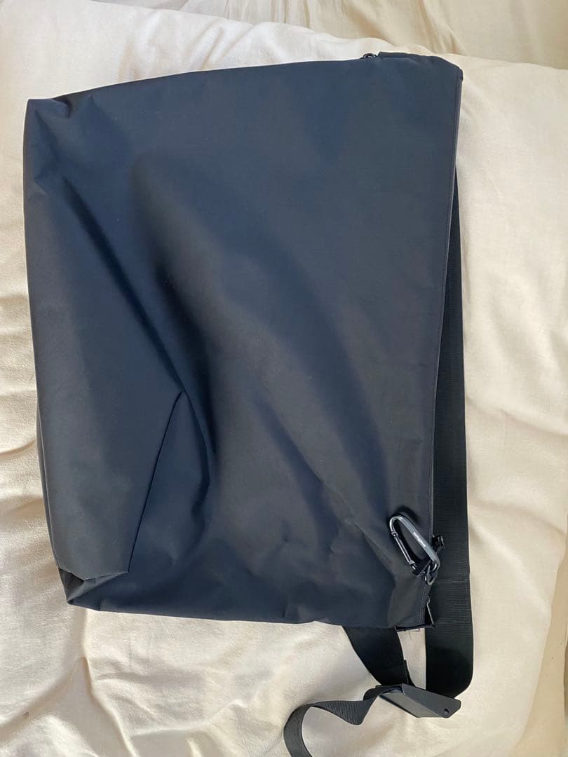 meltum メッセンジャーバッグ　カラビナ付き　ブラック