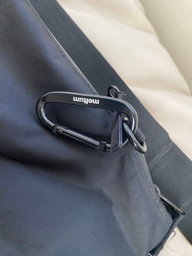 meltum メッセンジャーバッグ　カラビナ付き　ブラック