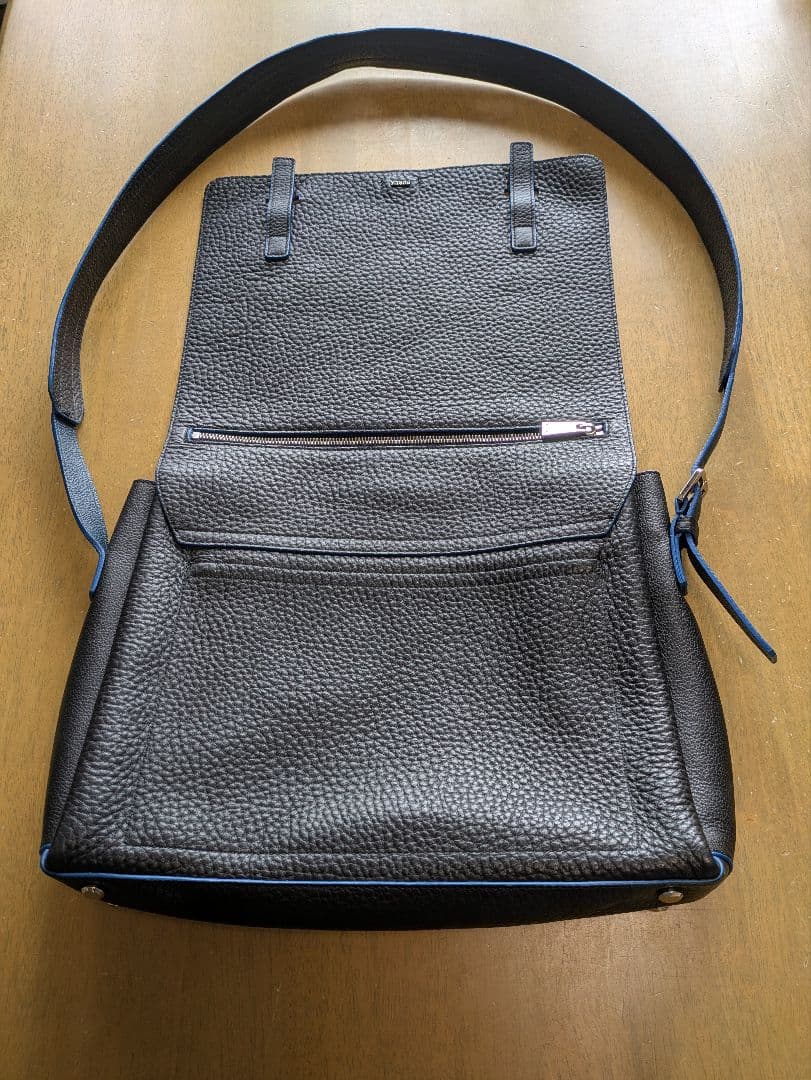 極美品✨FURLA ショルダーバッグ　クロスボディ　大容量　ブラック　レザー