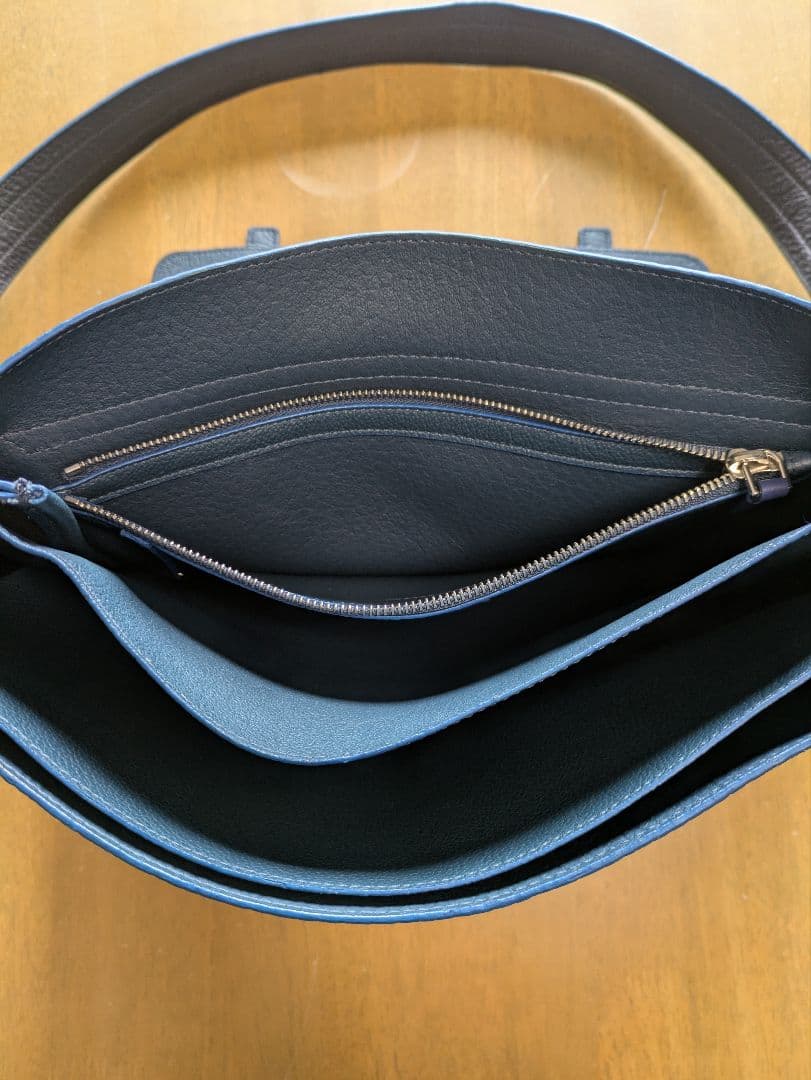 極美品✨FURLA ショルダーバッグ　クロスボディ　大容量　ブラック　レザー