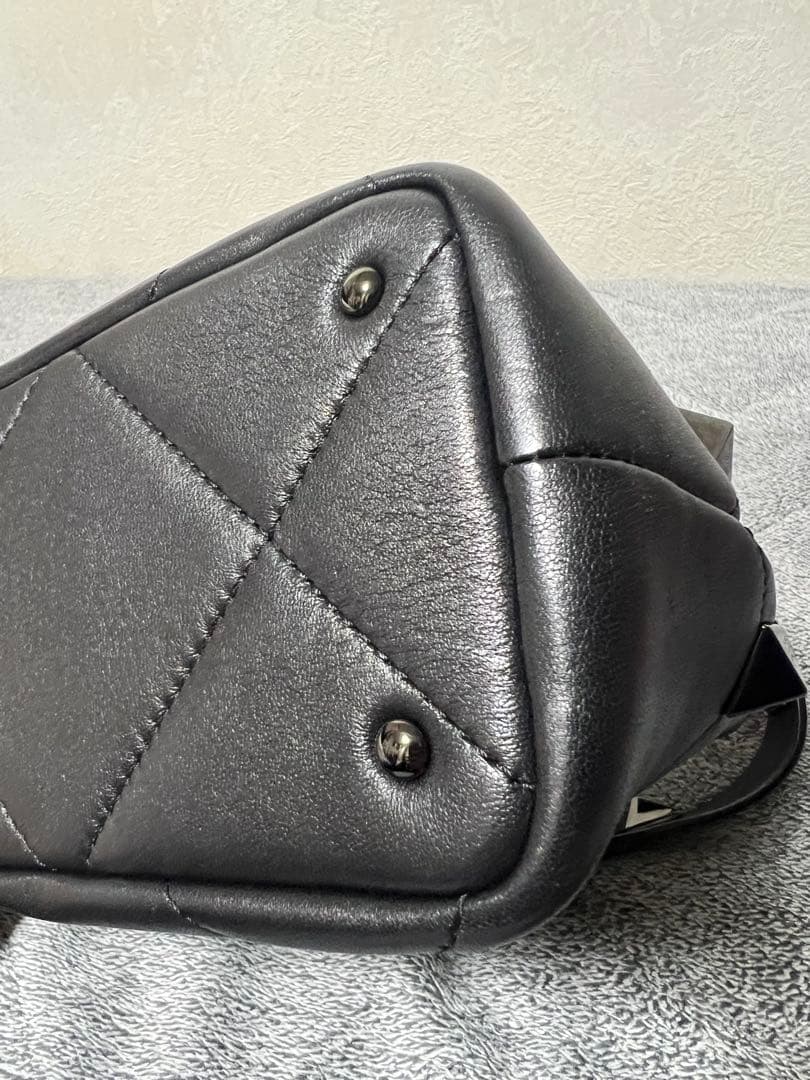 出品1/23まで・値下げ不可・VALENTINO ローマンスタッズ ハンドバッグ