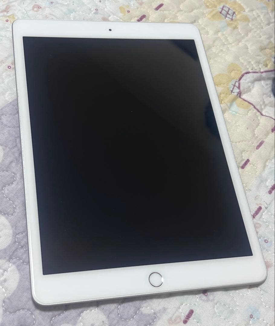 Apple iPad 第八世代　シルバー 本体