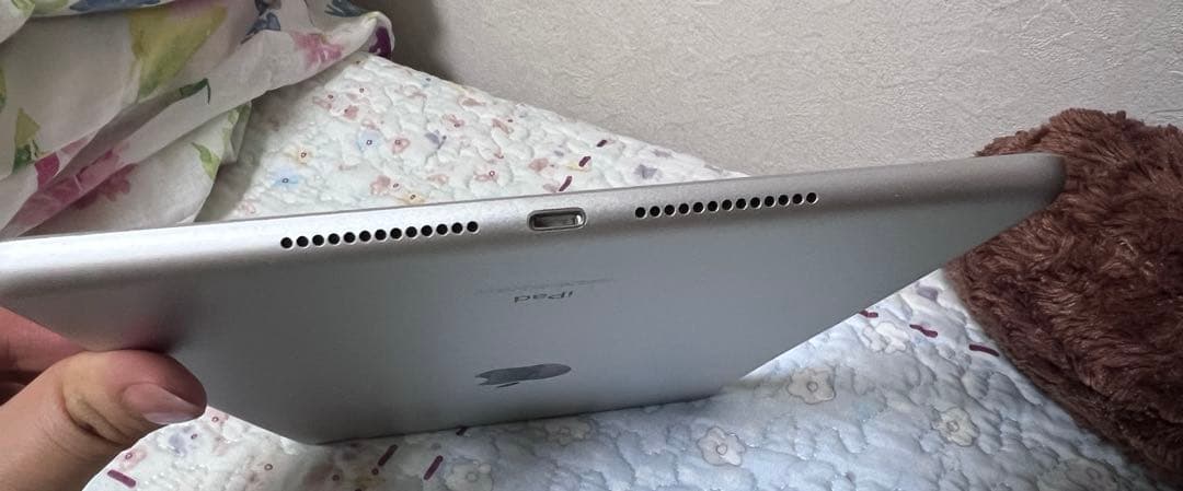 Apple iPad 第八世代　シルバー 本体