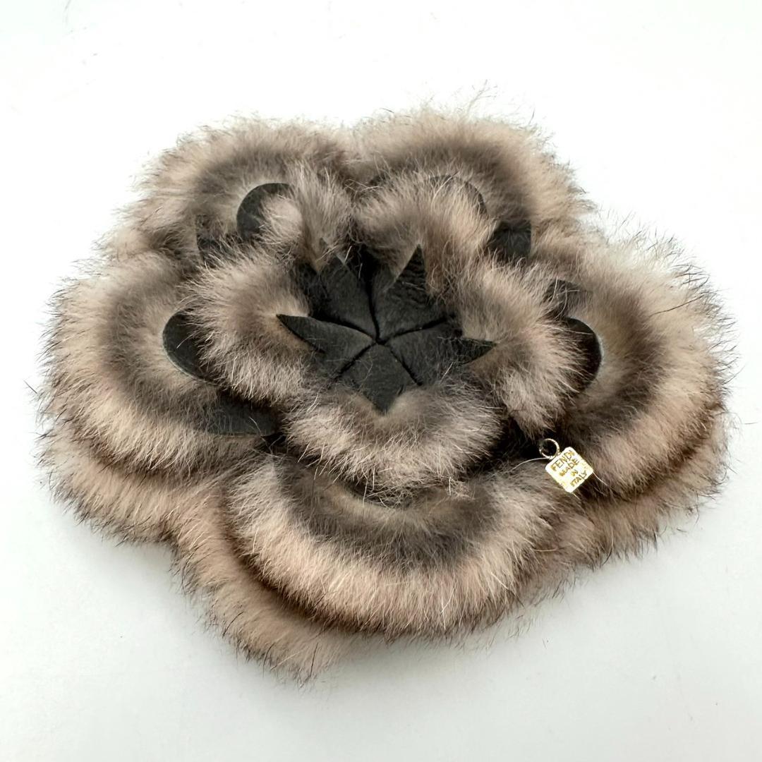 FENDI フェンディ ラビットファー カメリア フラワー コサージュ ブローチ