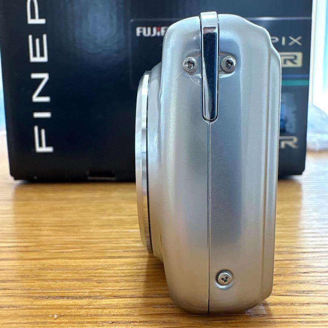 FINEPIX F70 EXR シルバー　動作確認済　バッテリーなし