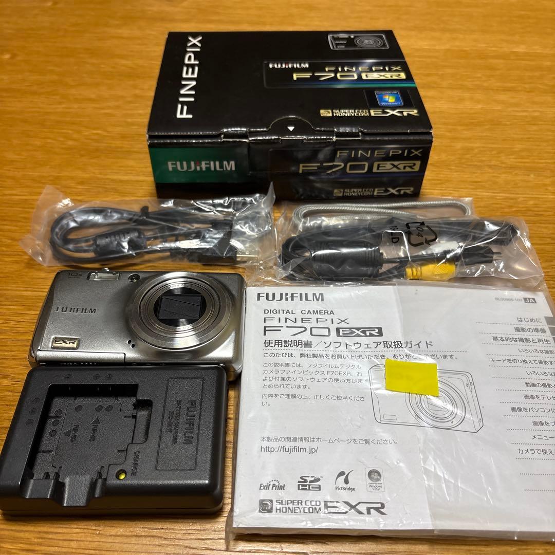 FINEPIX F70 EXR シルバー　動作確認済　バッテリーなし