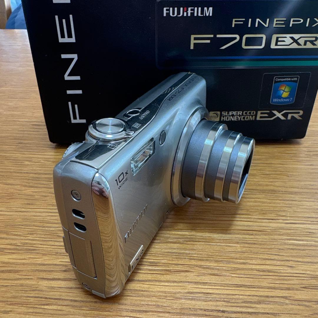 FINEPIX F70 EXR シルバー　動作確認済　バッテリーなし