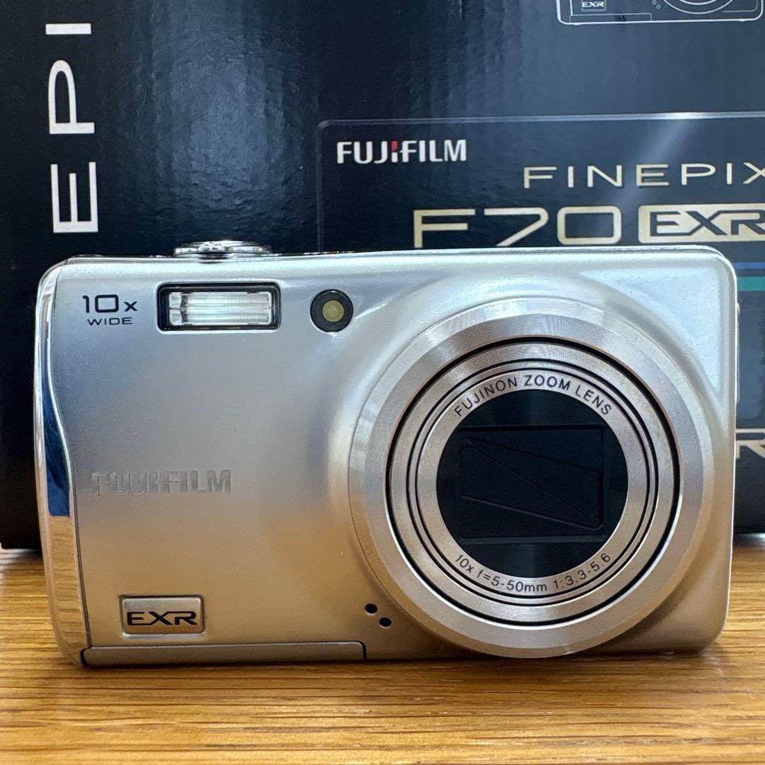 FINEPIX F70 EXR シルバー　動作確認済　バッテリーなし