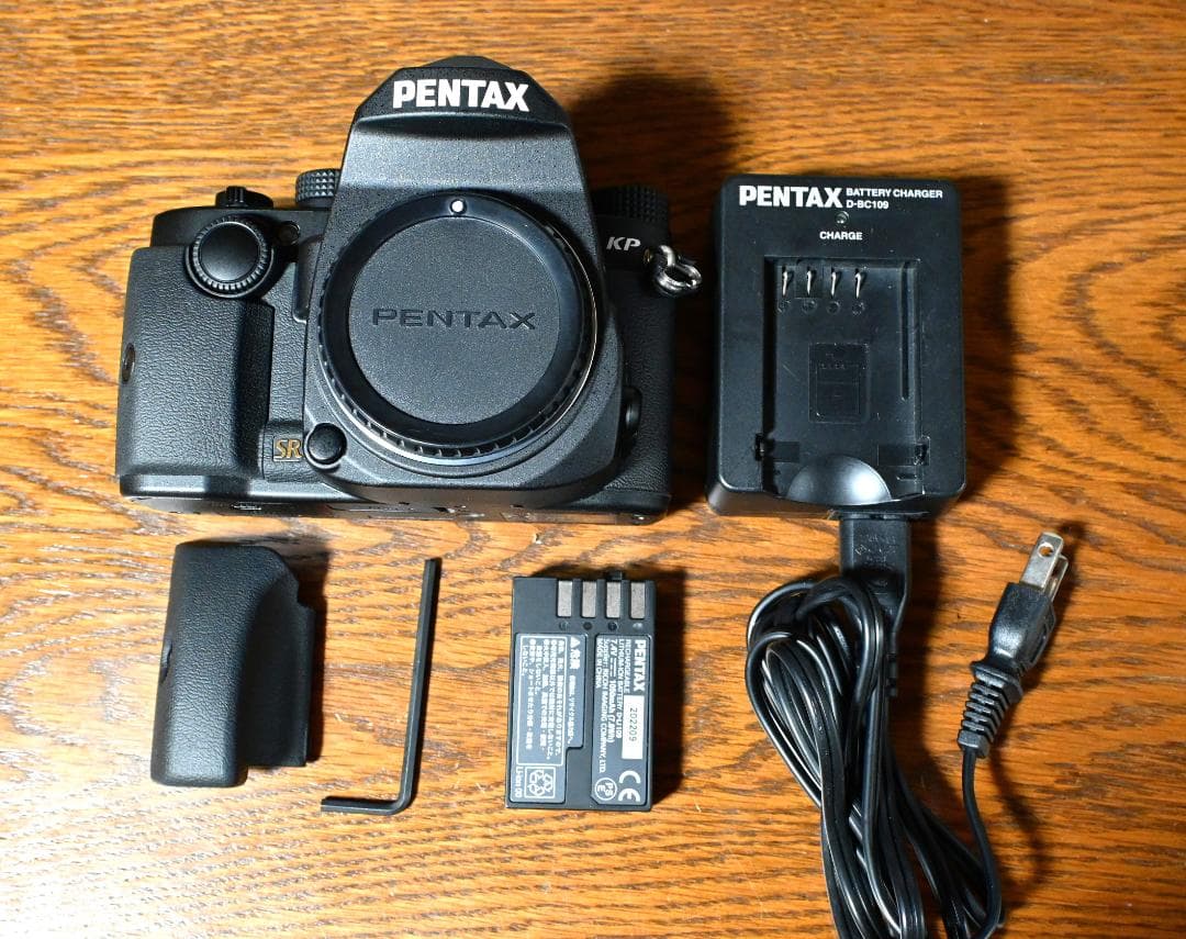 美品　PENTAX KP デジタル一眼レフ 本体　交換グリップL付