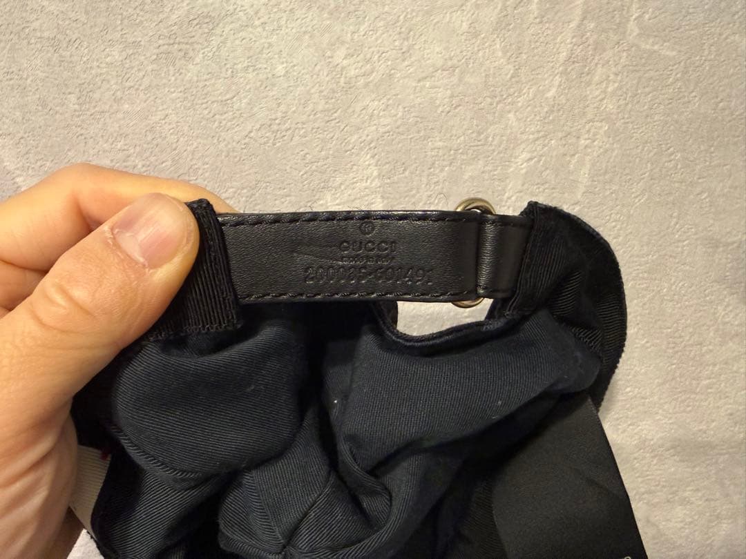 Gucci ブラックキャップ ストライプ付き