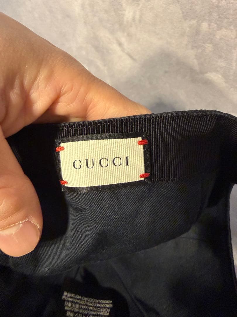 Gucci ブラックキャップ ストライプ付き