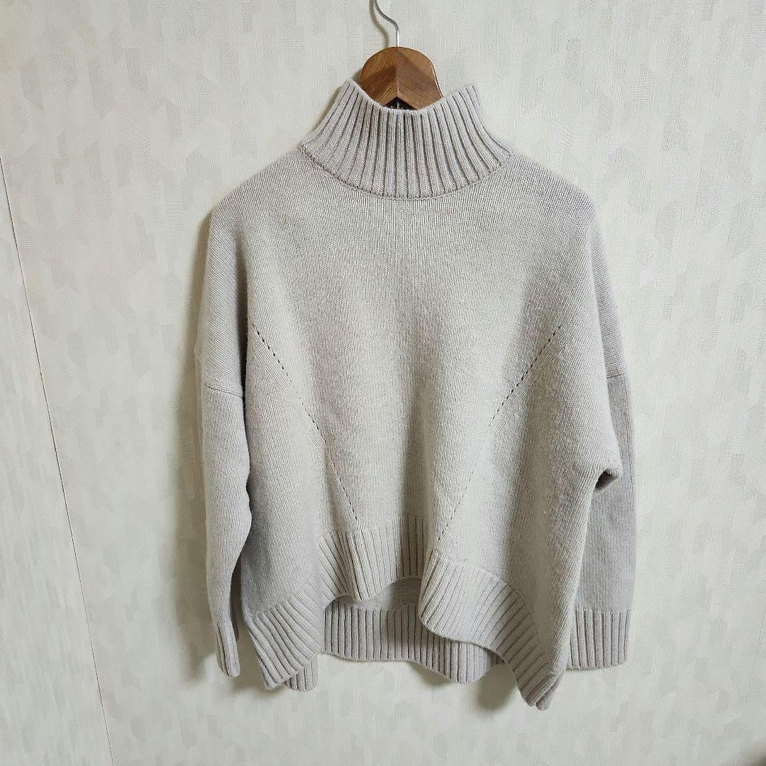 ⭐すじ⭐CINOH　チノ　ベージュ　 タートルネック ニット　革パッチ