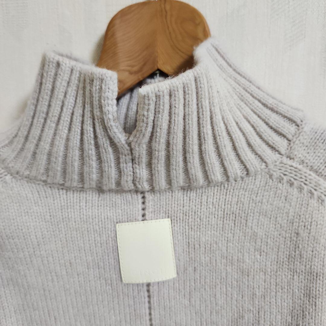 ⭐すじ⭐CINOH　チノ　ベージュ　 タートルネック ニット　革パッチ