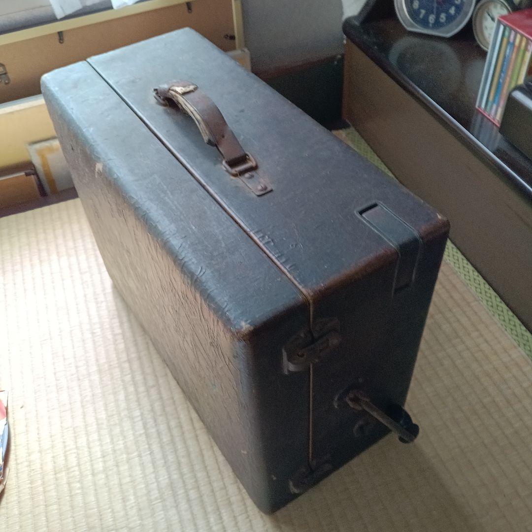 大分古いコロンビアの蓄音機です。