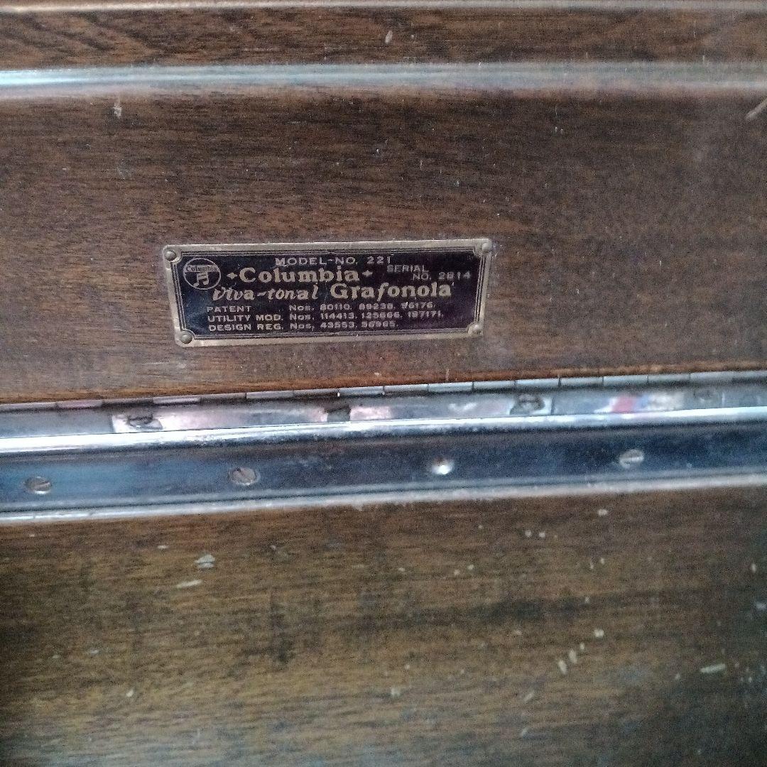 大分古いコロンビアの蓄音機です。