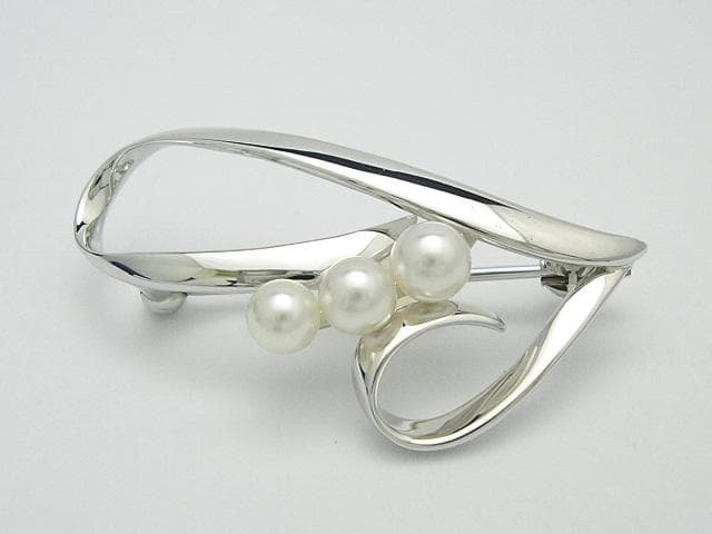 美品です。　ミキモト　シルバーブローチ　アコヤパール付　箱、冊子付き