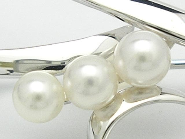 美品です。　ミキモト　シルバーブローチ　アコヤパール付　箱、冊子付き