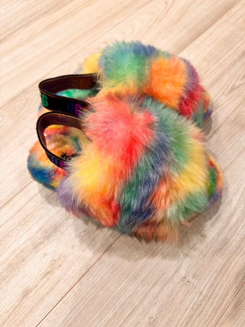 希少！UGG W FLUFF YEAH PRIDE RAINBOW